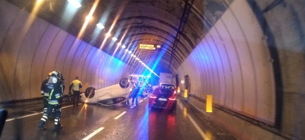 Bus de Vela, un'auto finisce ruote all'aria